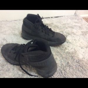 Black basketball under armor shoes